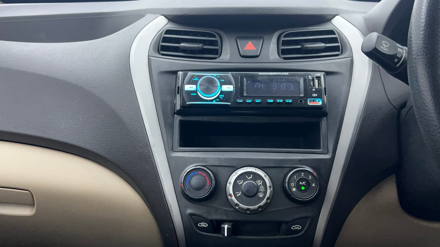 Used 2014 Hyundai Eon Era + Petrol Manual interior MUSIC SYSTEM & AC CONTROL VIEW