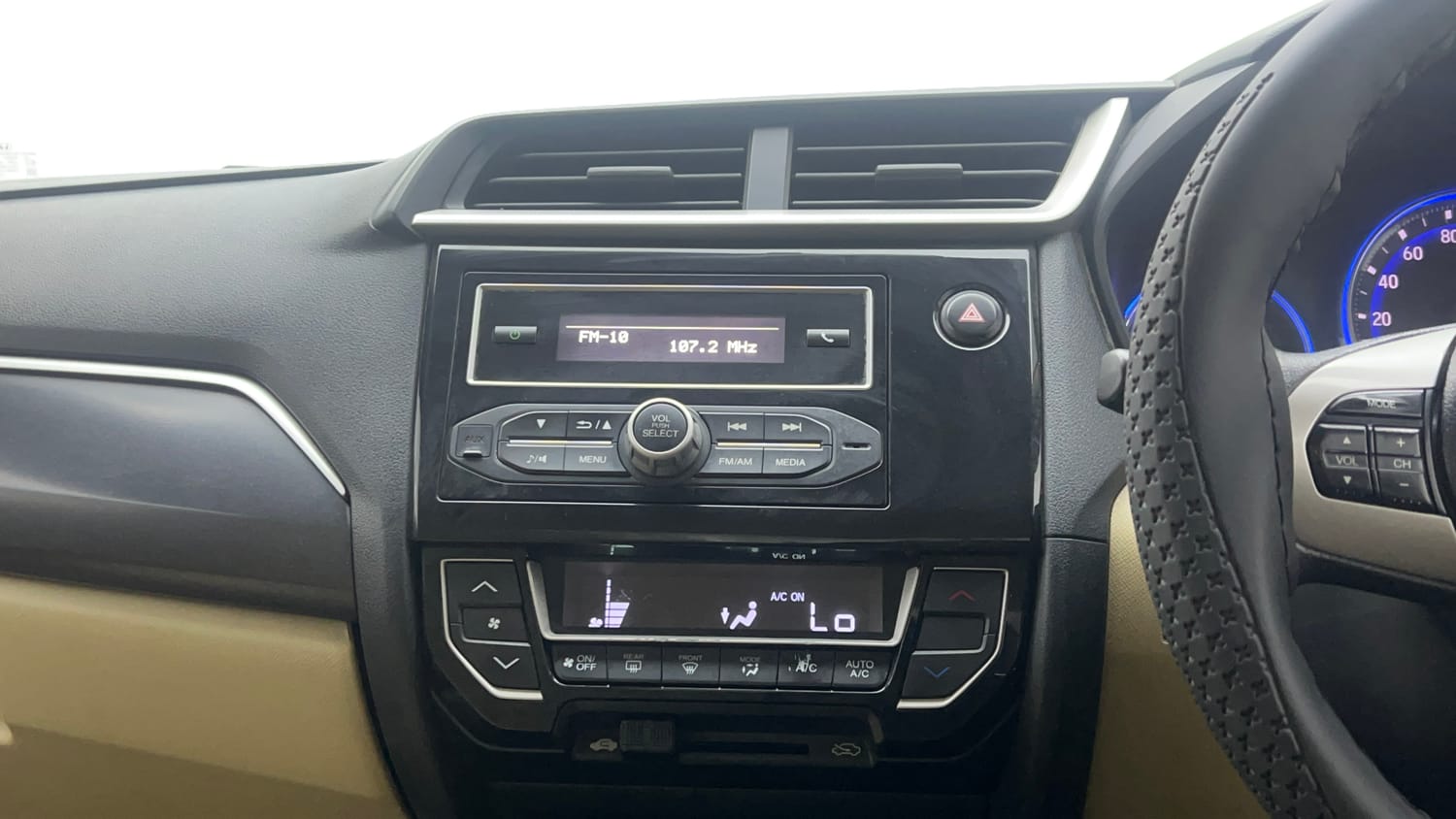 Used 2016 Honda Amaze 1.2 SX i-VTEC Petrol Manual interior MUSIC SYSTEM & AC CONTROL VIEW