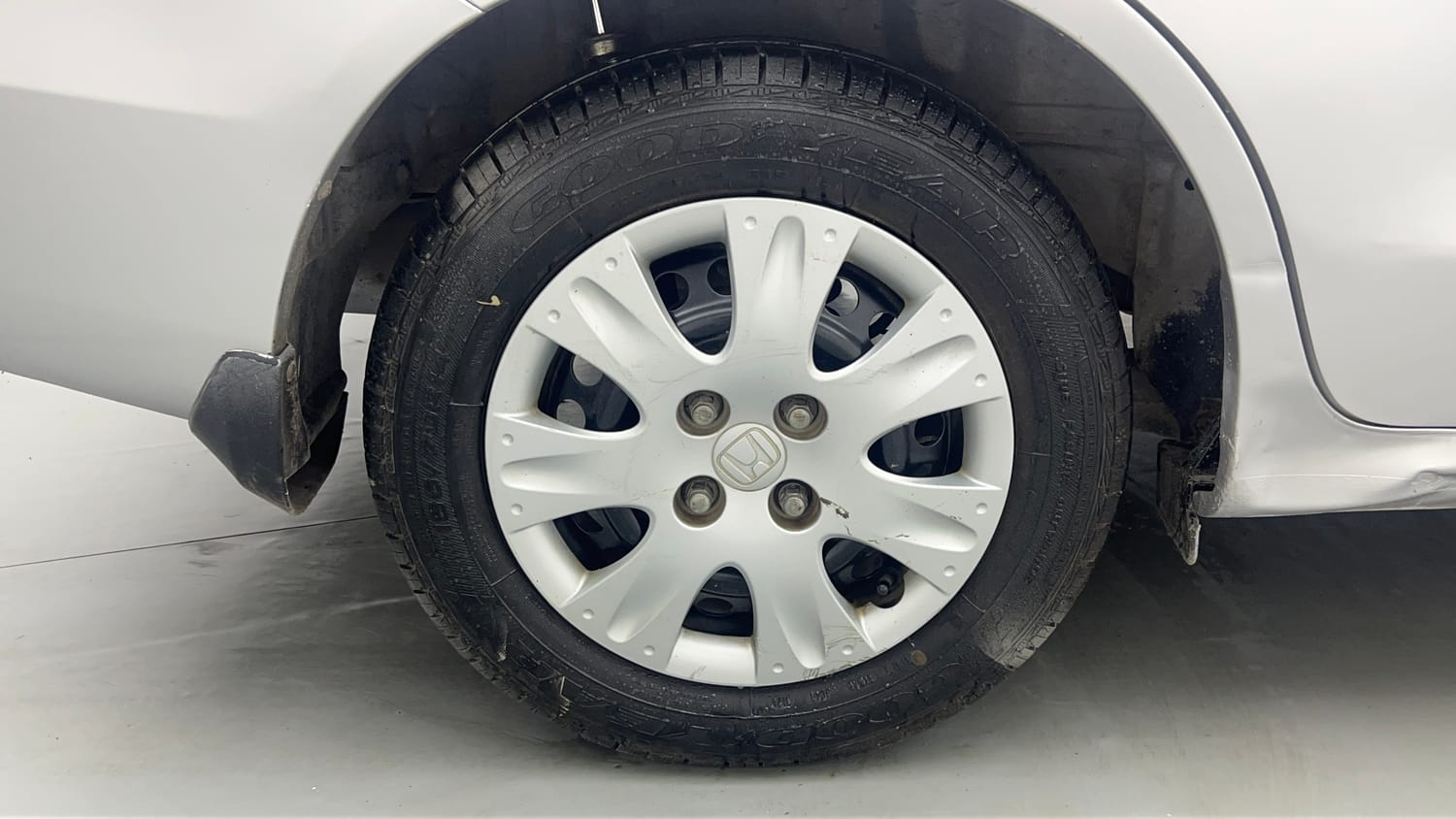 Used 2016 Honda Amaze 1.2 SX i-VTEC Petrol Manual tyres RIGHT REAR TYRE RIM VIEW