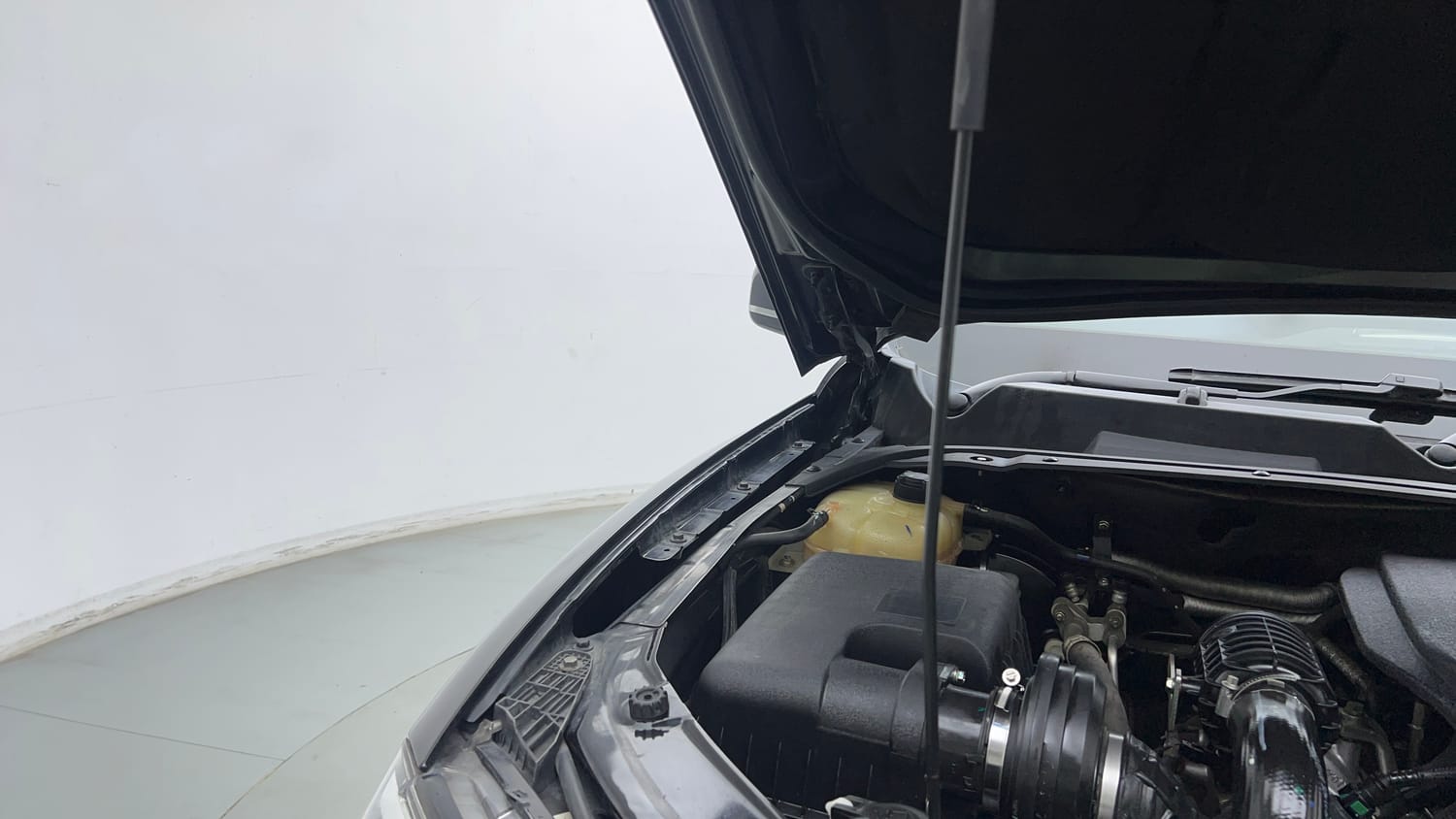 Used 2023 Mahindra Scorpio N Z8 L Petrol AT 7 STR Petrol Automatic engine ENGINE RIGHT SIDE HINGE & APRON VIEW