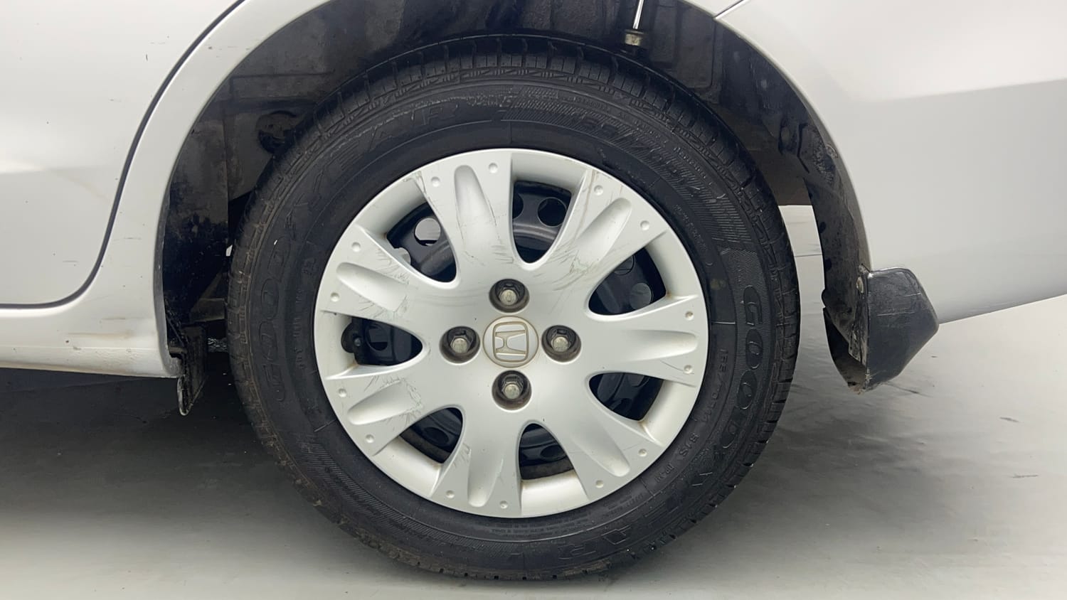 Used 2016 Honda Amaze 1.2 SX i-VTEC Petrol Manual tyres LEFT REAR TYRE RIM VIEW