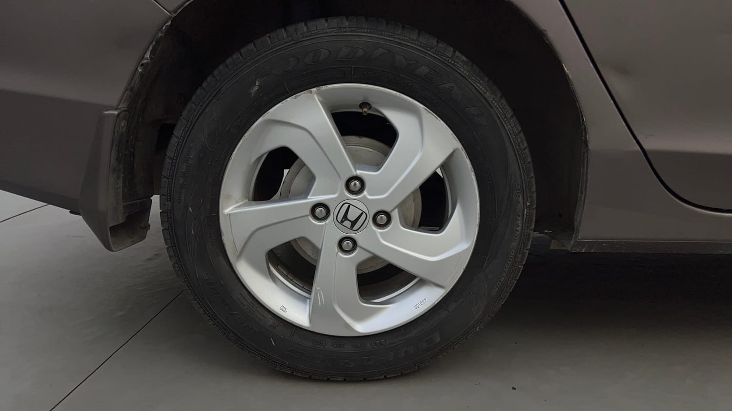 Used 2015 Honda City V Petrol Manual tyres RIGHT REAR TYRE RIM VIEW