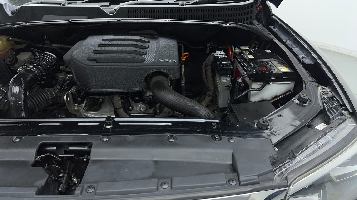 Used 2023 Mahindra Scorpio N Z8 L Petrol AT 7 STR Petrol Automatic engine ENGINE LEFT SIDE VIEW