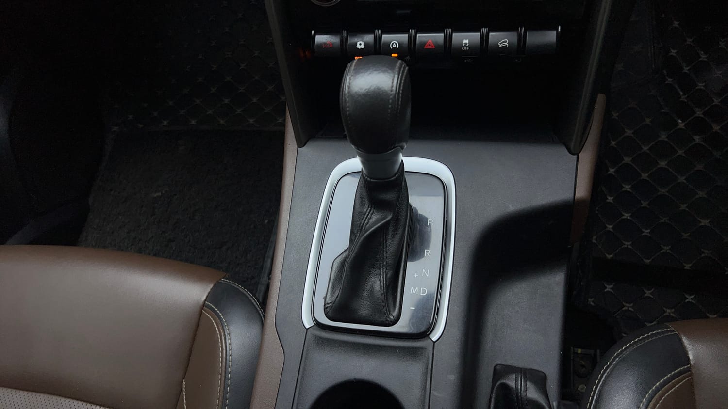 Used 2023 Mahindra Scorpio N Z8 L Petrol AT 7 STR Petrol Automatic interior GEAR  KNOB VIEW