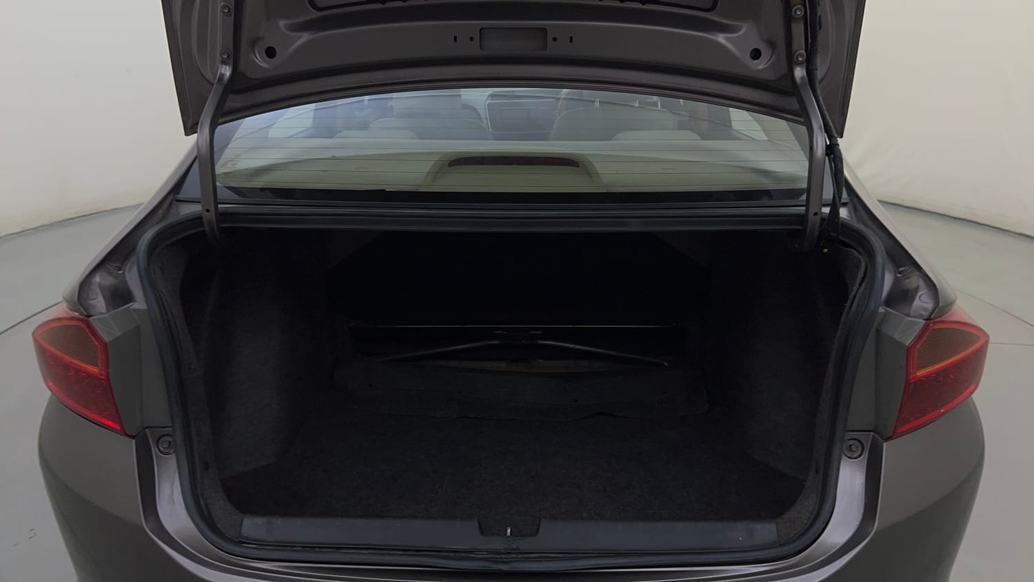 Used 2015 Honda City V Petrol Manual interior DICKY INSIDE VIEW