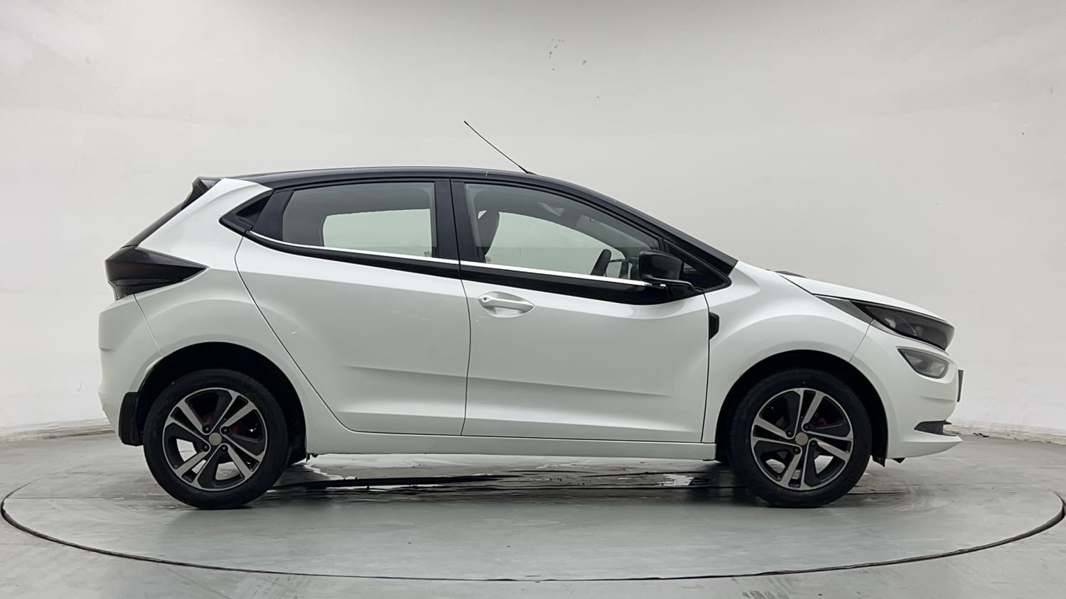 Used 2022 Tata Altroz XZ Petrol Petrol Manual exterior RIGHT SIDE VIEW