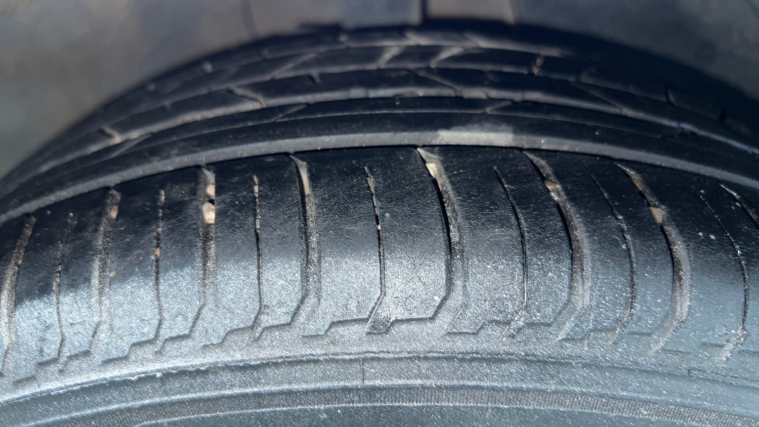 Used 2023 Hyundai i20 Asta (O) 1.2 IVT Petrol Automatic tyres RIGHT FRONT TYRE TREAD VIEW