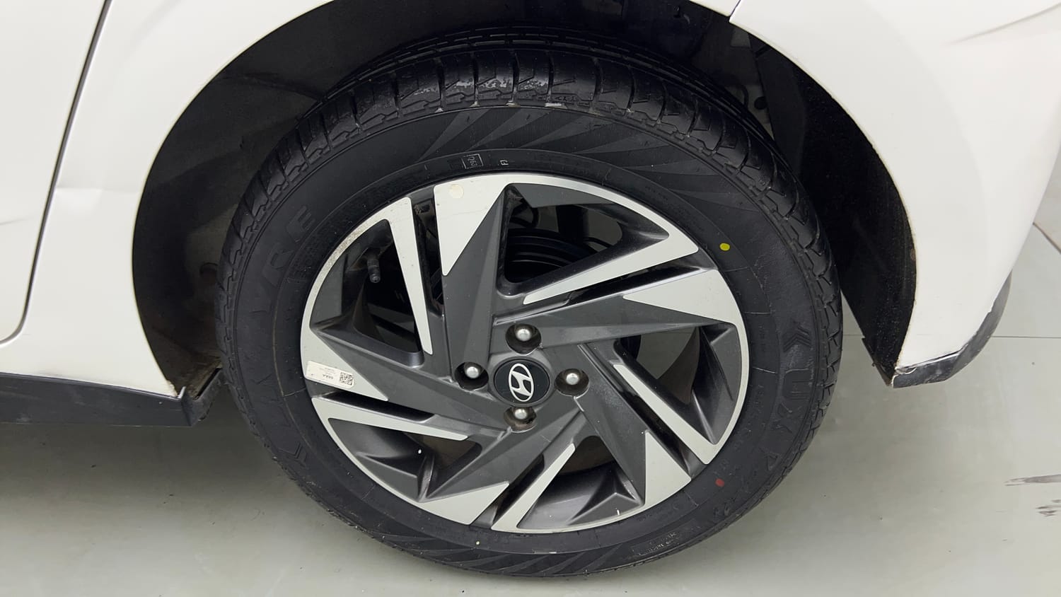Used 2023 Hyundai i20 Asta (O) 1.2 IVT Petrol Automatic tyres LEFT REAR TYRE RIM VIEW