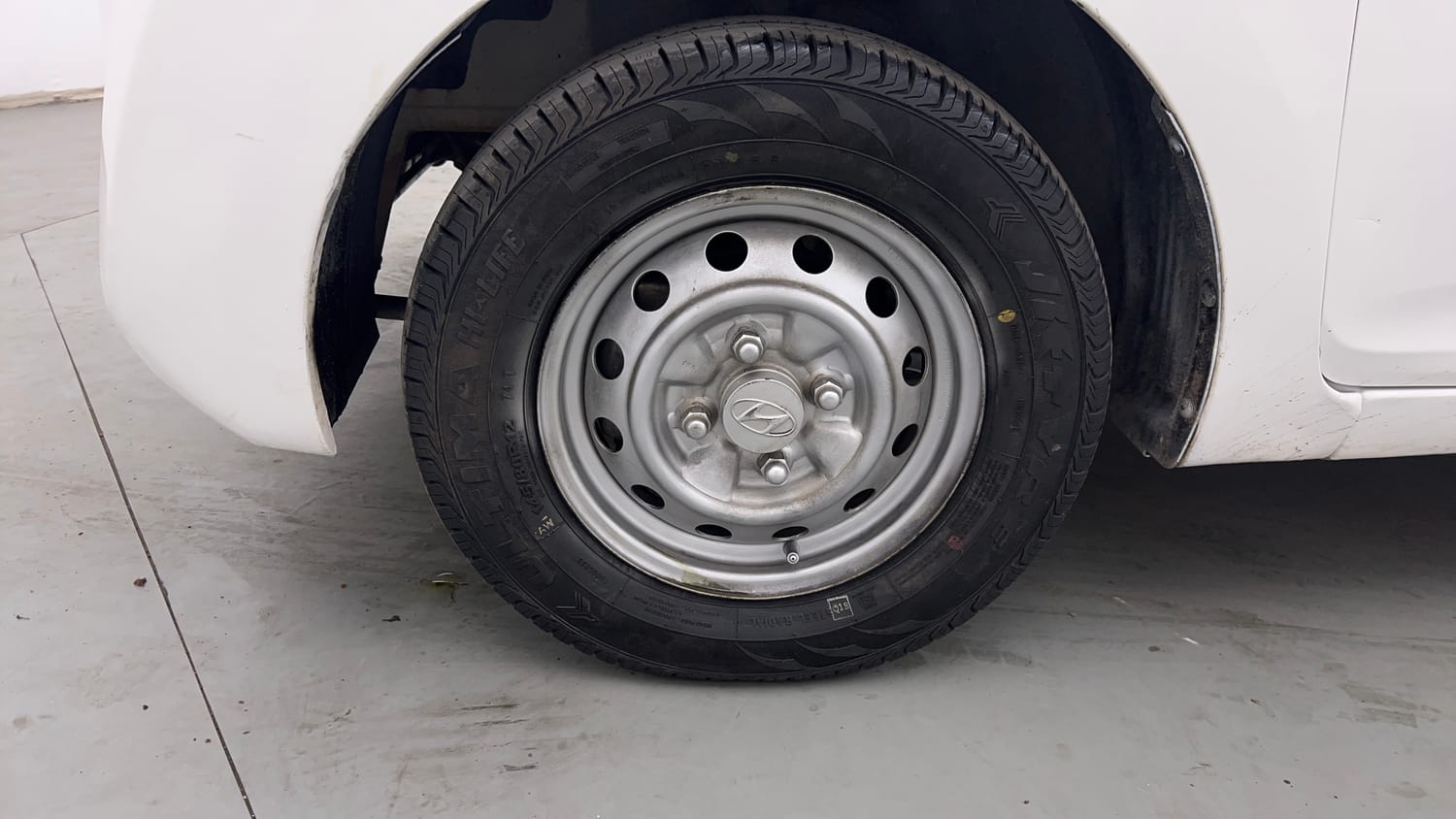 Used 2014 Hyundai Eon Era + Petrol Manual tyres LEFT FRONT TYRE RIM VIEW