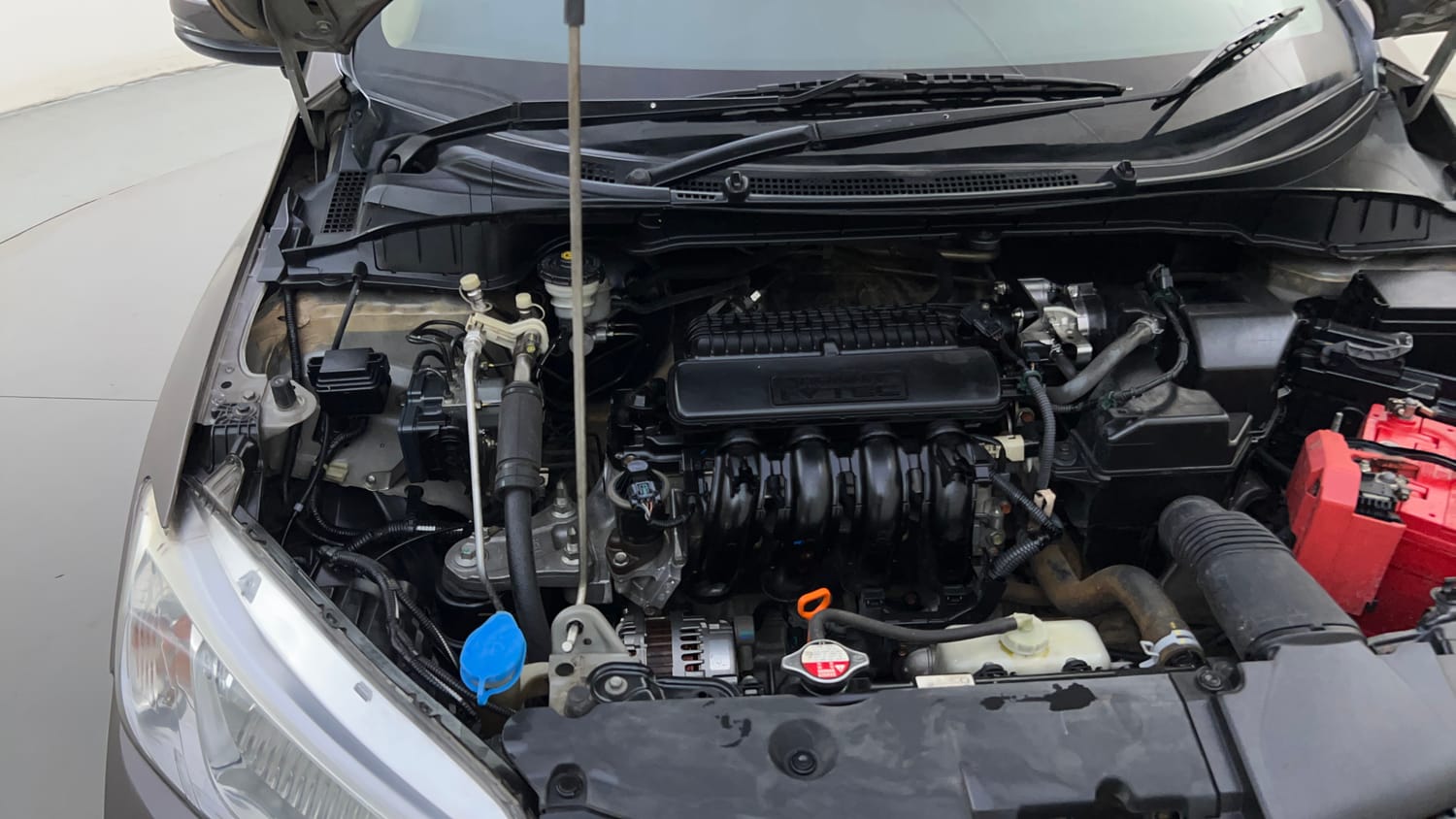 Used 2015 Honda City V Petrol Manual engine ENGINE RIGHT SIDE HINGE & APRON VIEW