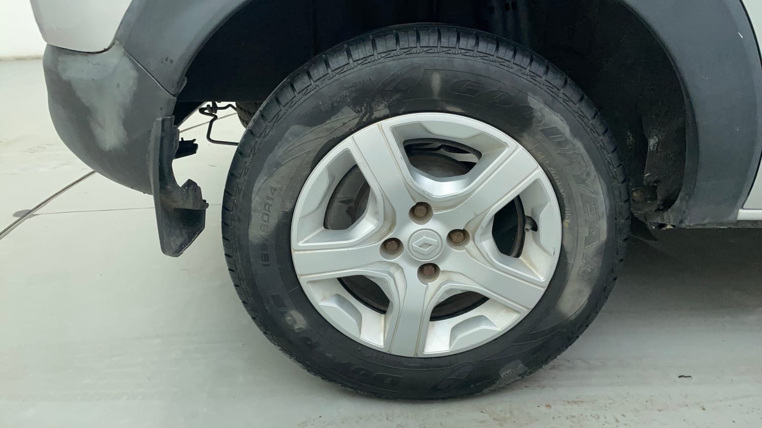 Used 2019 Renault Triber RXZ Petrol Manual tyres RIGHT REAR TYRE RIM VIEW