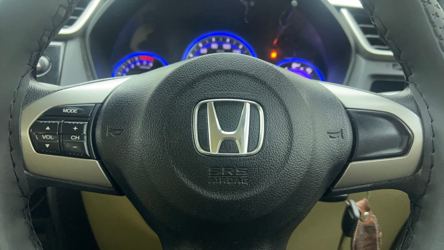 Used 2016 Honda Amaze 1.2 SX i-VTEC Petrol Manual top_features Steering mounted controls