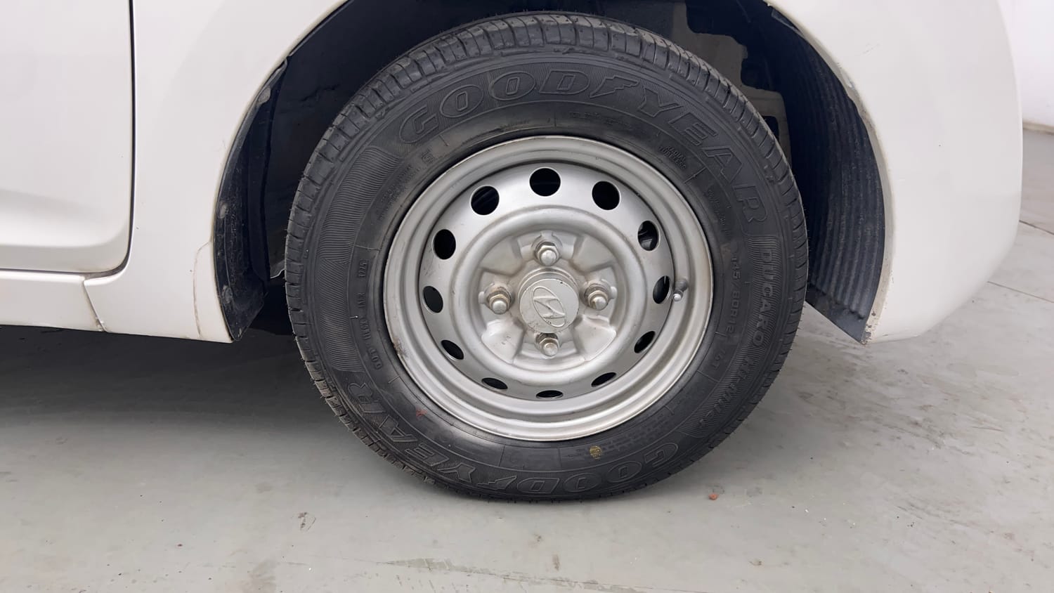 Used 2014 Hyundai Eon Era + Petrol Manual tyres RIGHT FRONT TYRE RIM VIEW