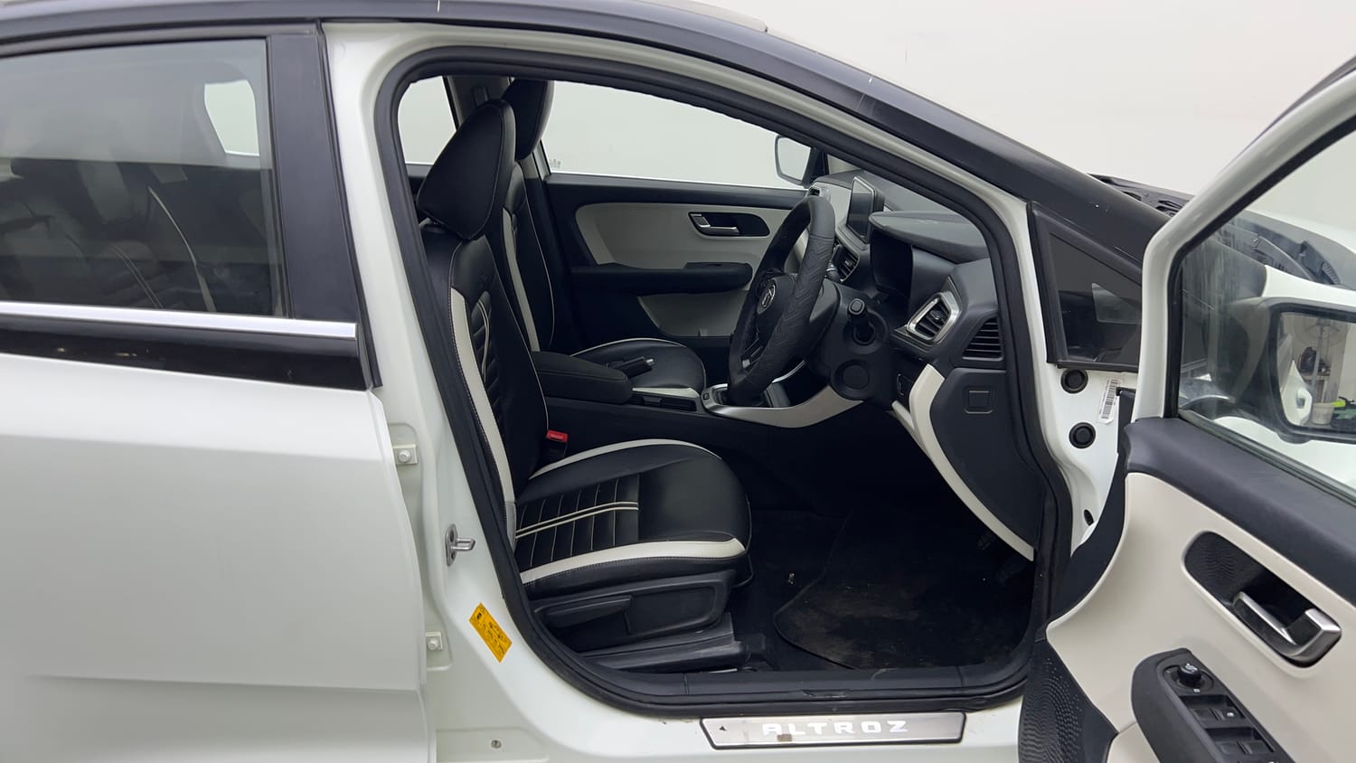 Used 2022 Tata Altroz XZ Petrol Petrol Manual interior RIGHT SIDE FRONT DOOR CABIN VIEW