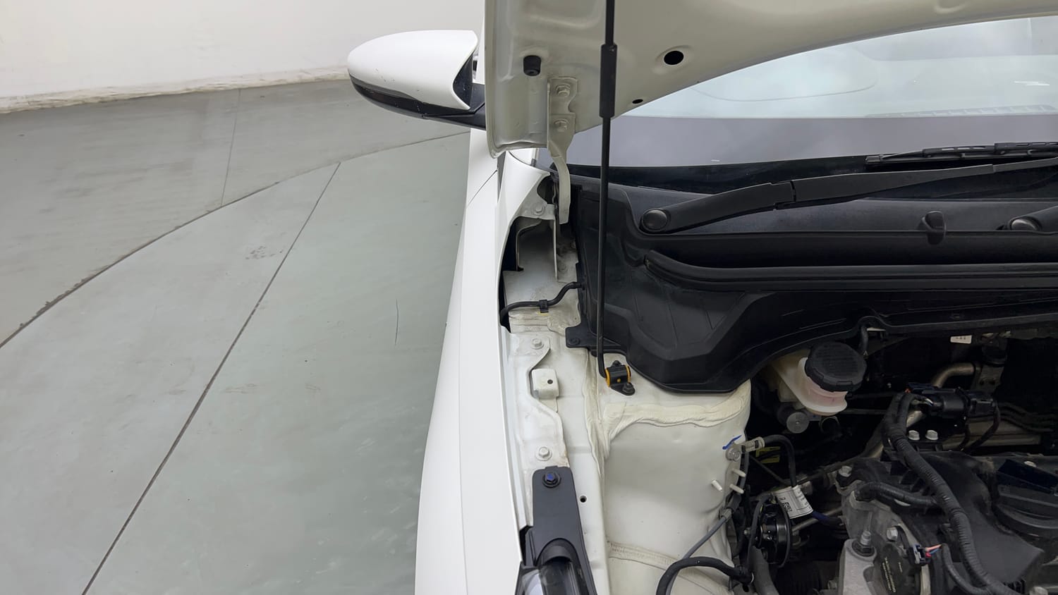 Used 2023 Hyundai i20 Asta (O) 1.2 IVT Petrol Automatic engine ENGINE RIGHT SIDE HINGE & APRON VIEW