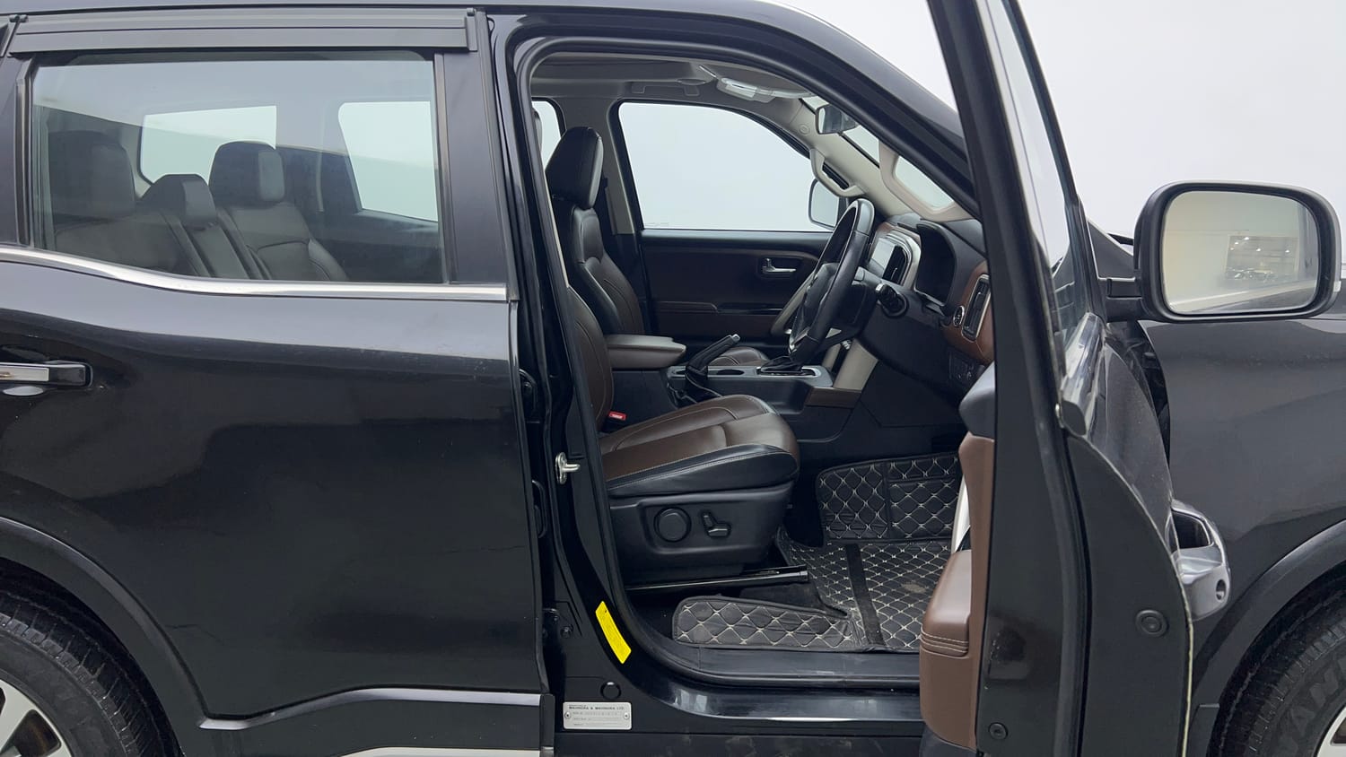 Used 2023 Mahindra Scorpio N Z8 L Petrol AT 7 STR Petrol Automatic interior RIGHT SIDE FRONT DOOR CABIN VIEW