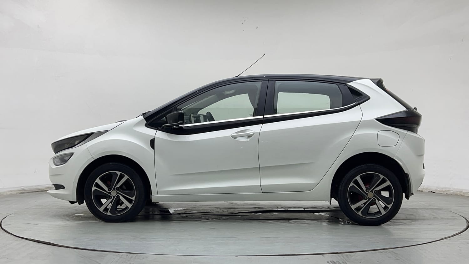 Used 2022 Tata Altroz XZ Petrol Petrol Manual exterior LEFT SIDE VIEW
