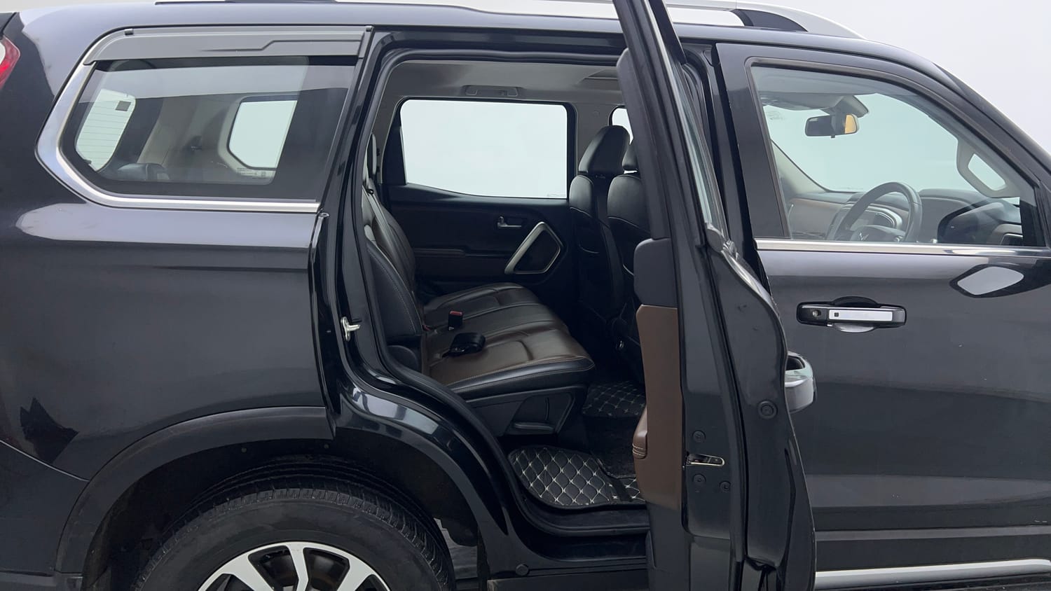 Used 2023 Mahindra Scorpio N Z8 L Petrol AT 7 STR Petrol Automatic interior RIGHT SIDE REAR DOOR CABIN VIEW