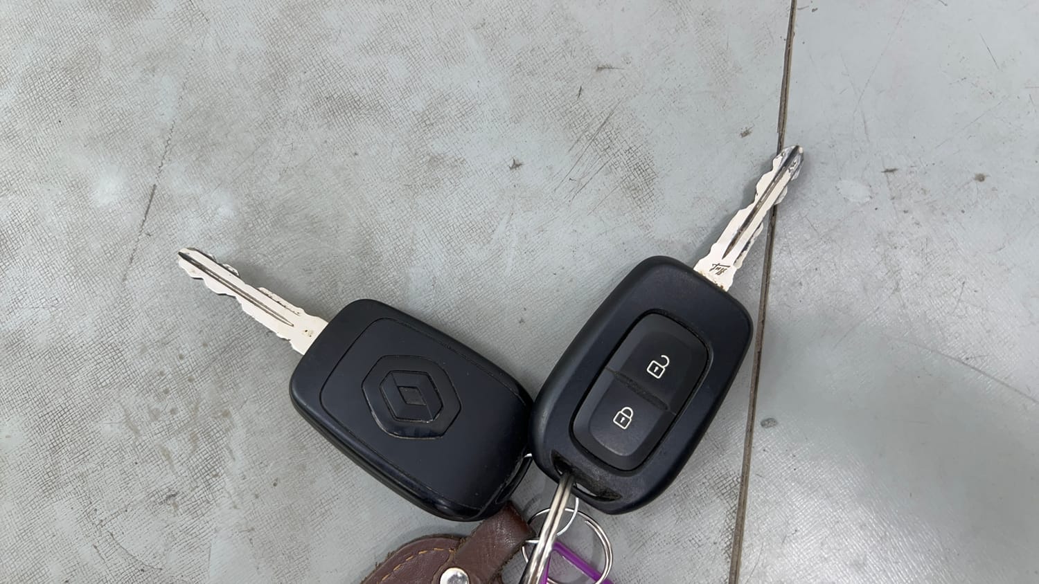 Used 2021 Renault Kiger RXL AMT Petrol Automatic extra CAR KEY VIEW