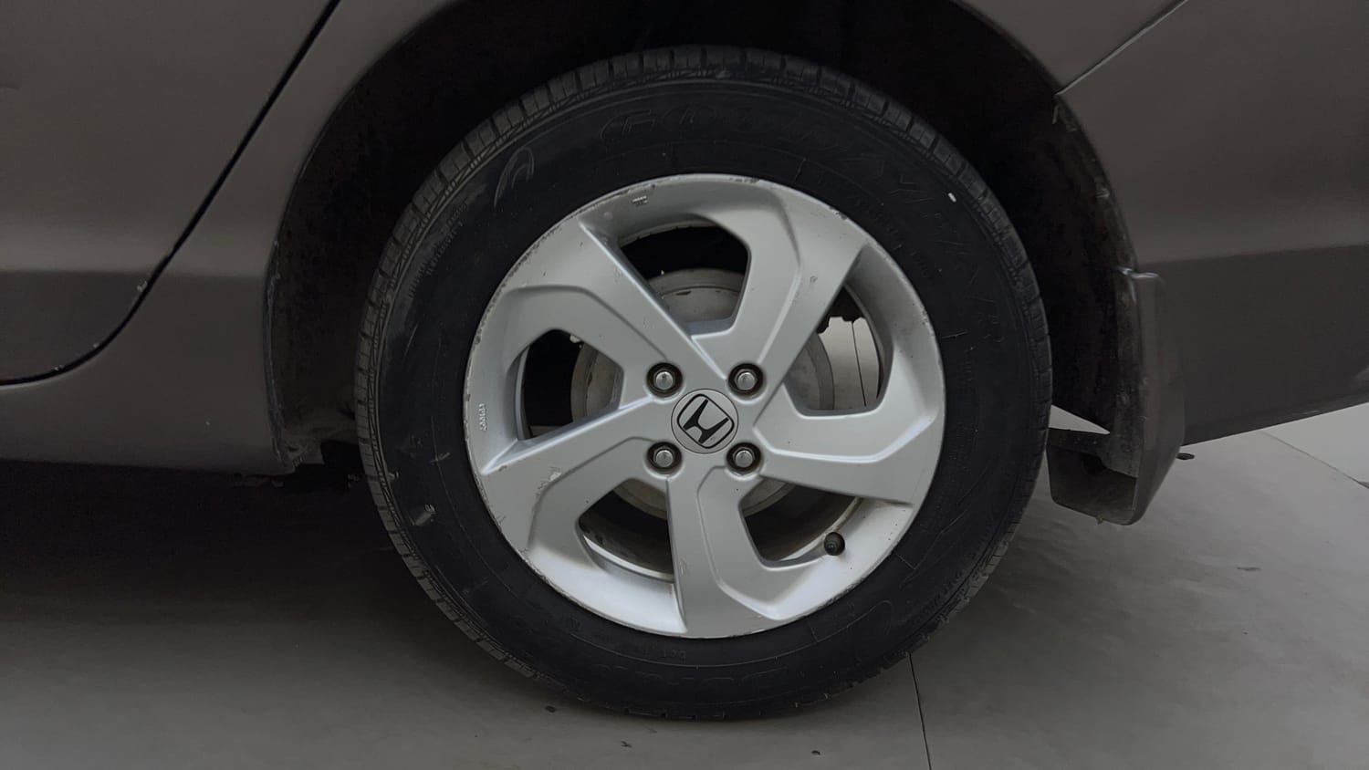 Used 2015 Honda City V Petrol Manual tyres LEFT REAR TYRE RIM VIEW