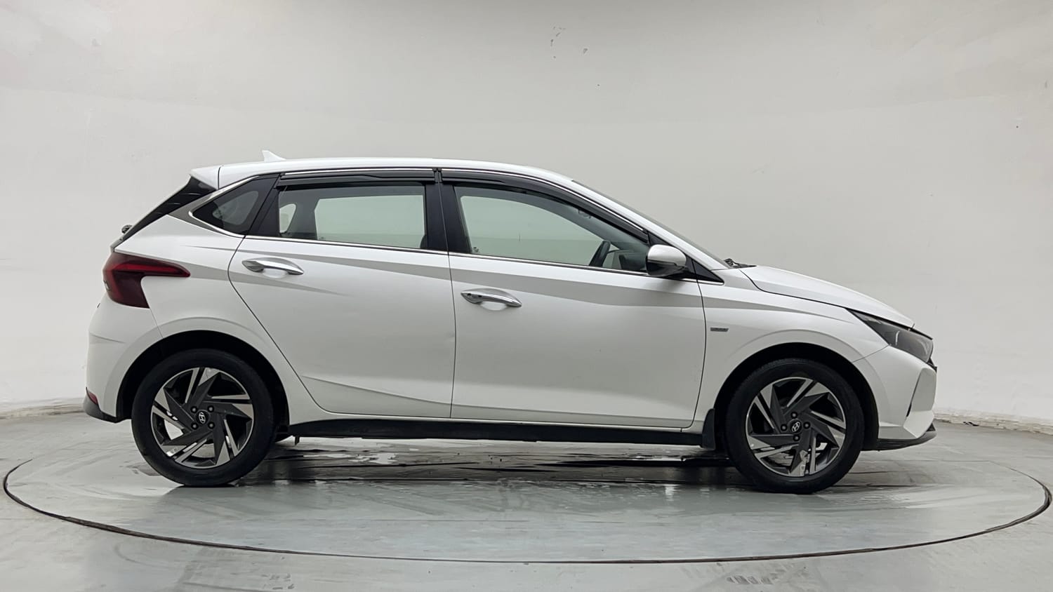 Used 2023 Hyundai i20 Asta (O) 1.2 IVT Petrol Automatic exterior RIGHT SIDE VIEW