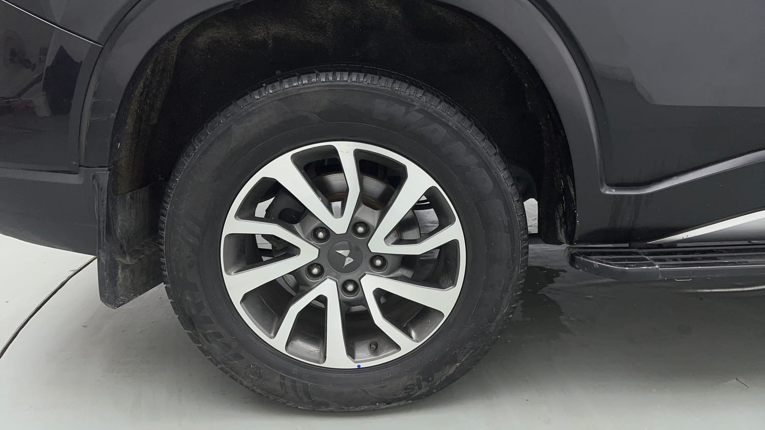 Used 2023 Mahindra Scorpio N Z8 L Petrol AT 7 STR Petrol Automatic tyres RIGHT REAR TYRE RIM VIEW