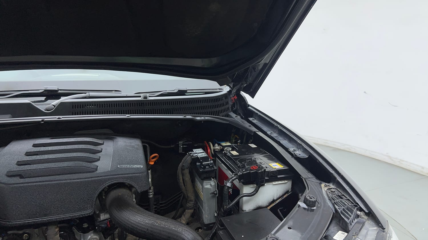 Used 2023 Mahindra Scorpio N Z8 L Petrol AT 7 STR Petrol Automatic engine ENGINE LEFT SIDE HINGE & APRON VIEW