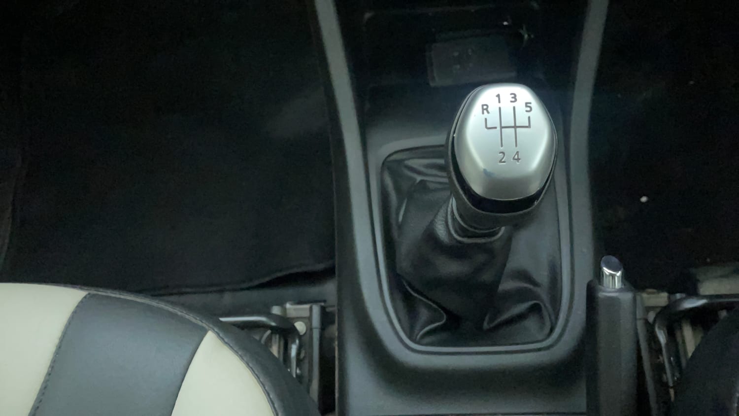 Used 2019 Renault Triber RXZ Petrol Manual interior GEAR  KNOB VIEW