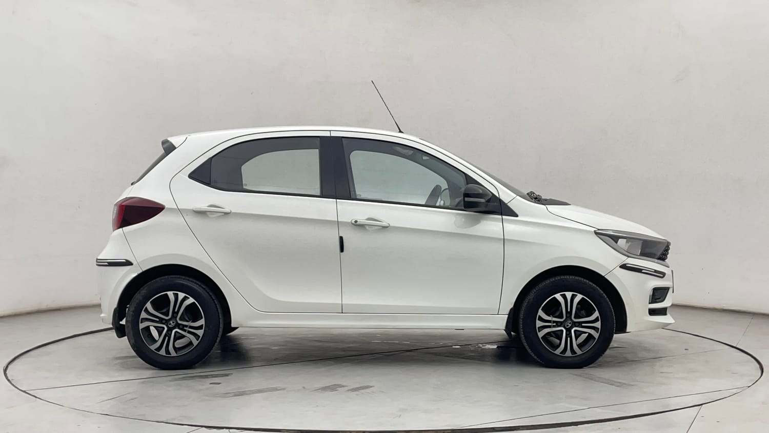 Used 2022 Tata Tiago XZ Petrol Manual exterior RIGHT SIDE VIEW