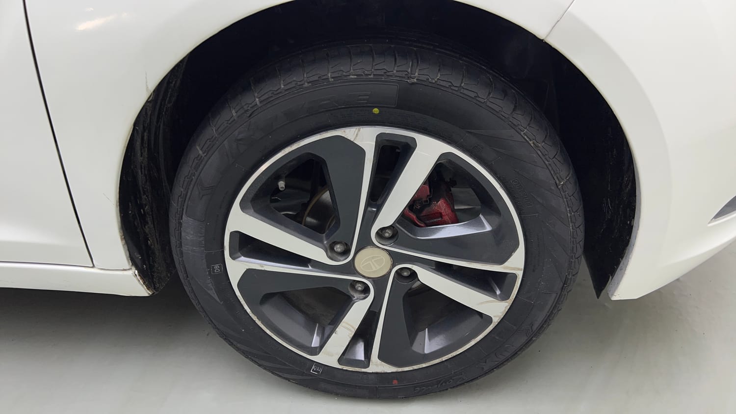 Used 2022 Tata Altroz XZ Petrol Petrol Manual tyres RIGHT FRONT TYRE RIM VIEW