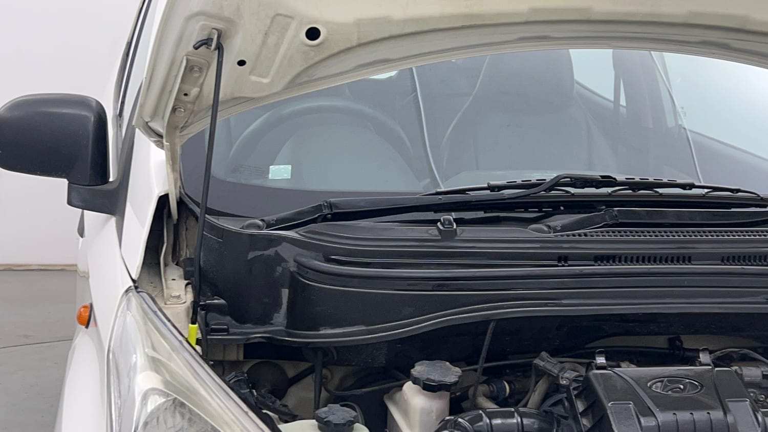 Used 2014 Hyundai Eon Era + Petrol Manual engine ENGINE RIGHT SIDE HINGE & APRON VIEW