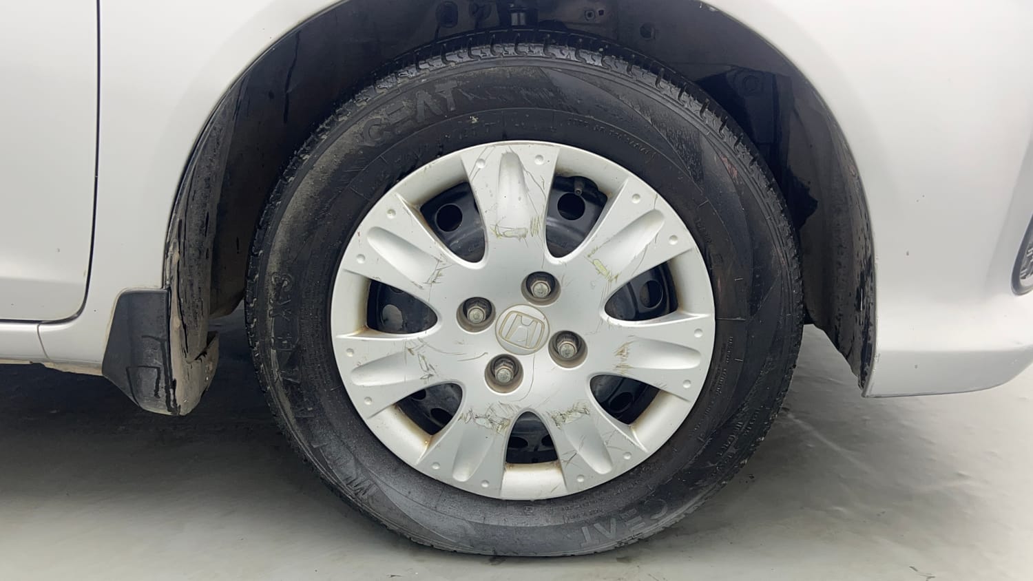 Used 2016 Honda Amaze 1.2 SX i-VTEC Petrol Manual tyres RIGHT FRONT TYRE RIM VIEW