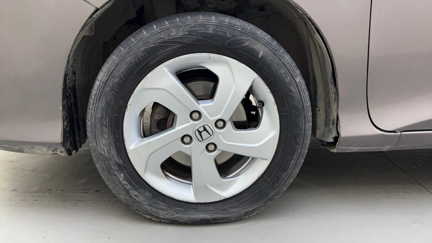 Used 2015 Honda City V Petrol Manual tyres LEFT FRONT TYRE RIM VIEW