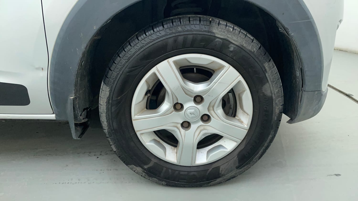 Used 2019 Renault Triber RXZ Petrol Manual tyres RIGHT FRONT TYRE RIM VIEW