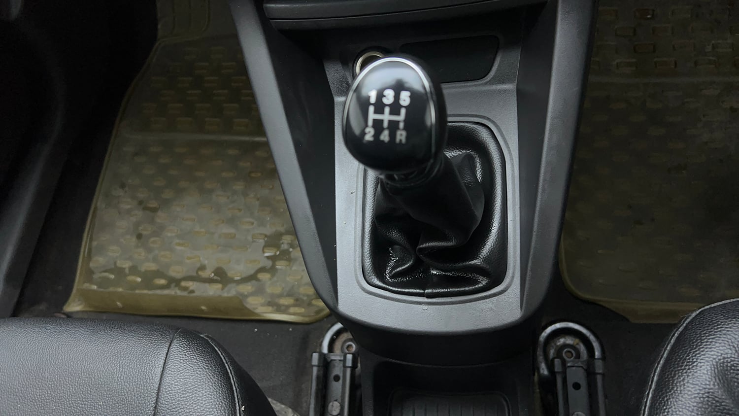 Used 2016 Ford Figo Titanium 1.2 Ti-VCT Petrol Manual interior GEAR  KNOB VIEW