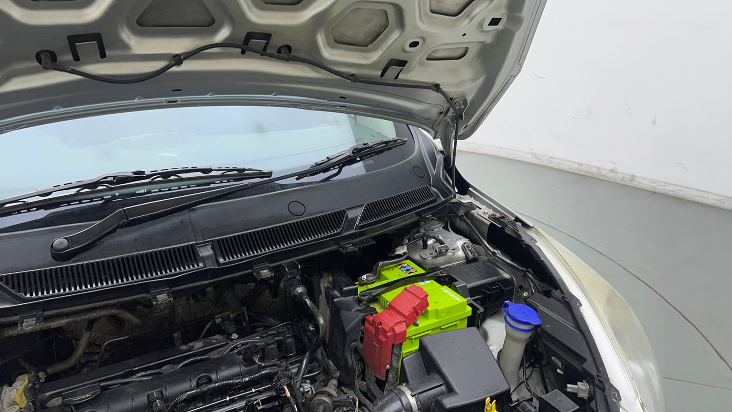 Used 2016 Ford Figo Titanium 1.2 Ti-VCT Petrol Manual engine ENGINE LEFT SIDE HINGE & APRON VIEW
