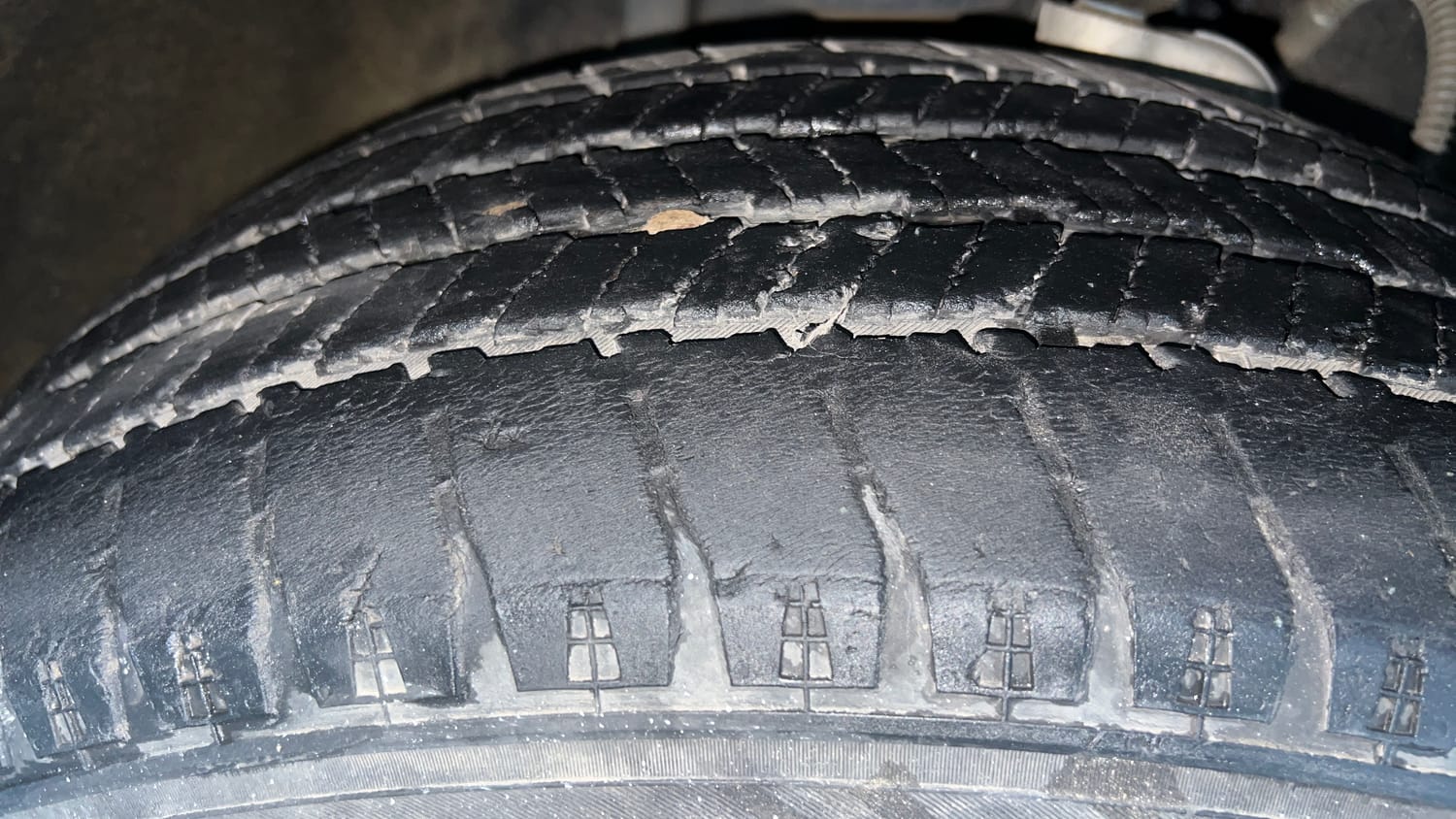 Used 2023 Mahindra Scorpio N Z8 L Petrol AT 7 STR Petrol Automatic tyres LEFT FRONT TYRE TREAD VIEW