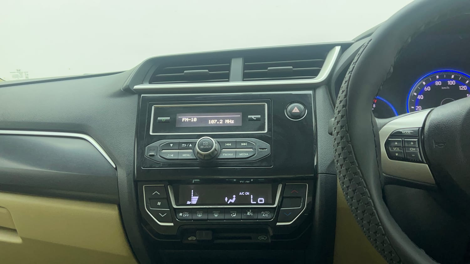 Used 2016 Honda Amaze 1.2 SX i-VTEC Petrol Manual top_features Integrated (in-dash) music system