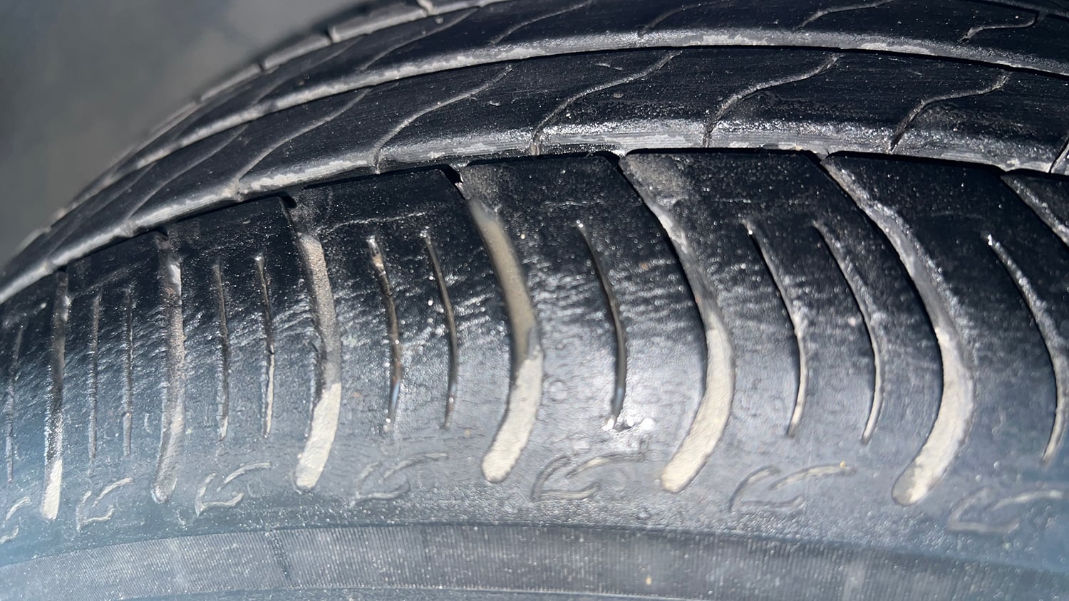 Used 2016 Ford Figo Titanium 1.2 Ti-VCT Petrol Manual tyres LEFT FRONT TYRE TREAD VIEW