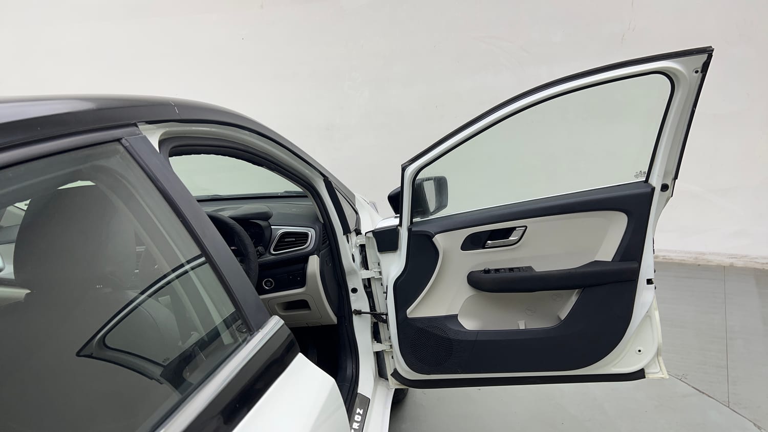 Used 2022 Tata Altroz XZ Petrol Petrol Manual interior RIGHT FRONT DOOR OPEN VIEW