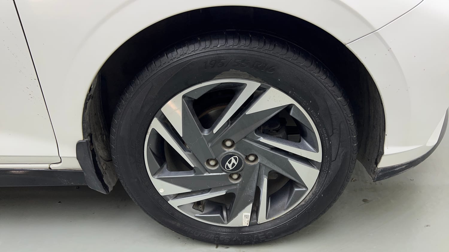 Used 2023 Hyundai i20 Asta (O) 1.2 IVT Petrol Automatic tyres RIGHT FRONT TYRE RIM VIEW