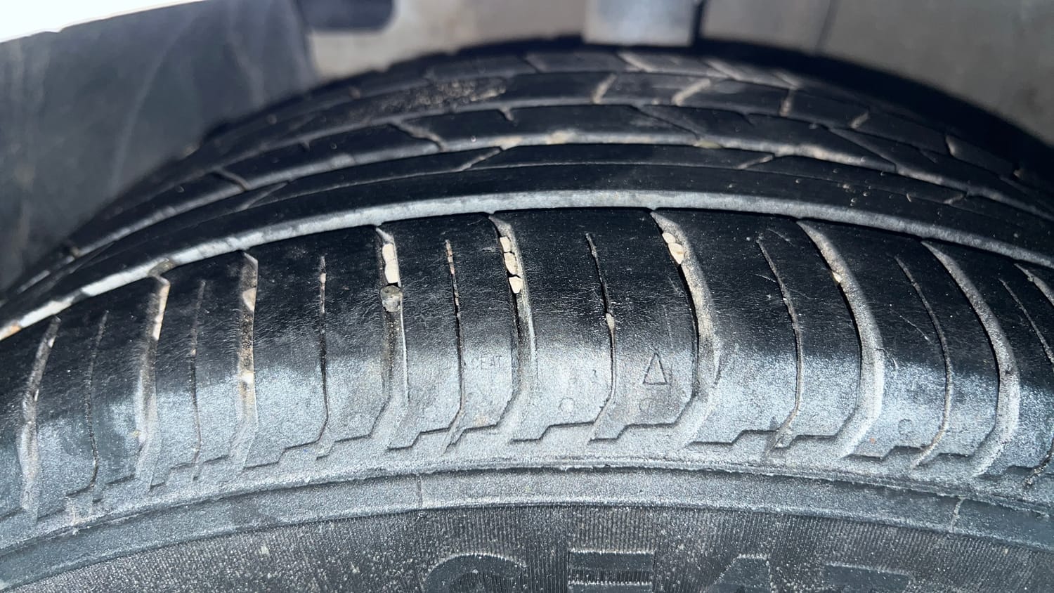 Used 2023 Hyundai i20 Asta (O) 1.2 IVT Petrol Automatic tyres LEFT FRONT TYRE TREAD VIEW