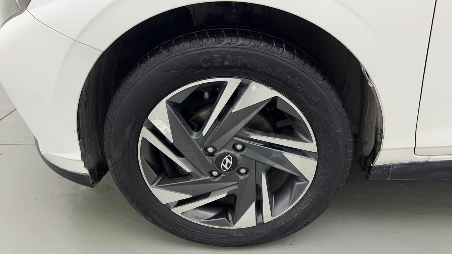 Used 2023 Hyundai i20 Asta (O) 1.2 IVT Petrol Automatic tyres LEFT FRONT TYRE RIM VIEW