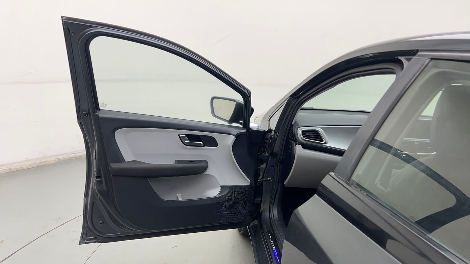 2020 Tata Altroz XZ Petrol-21