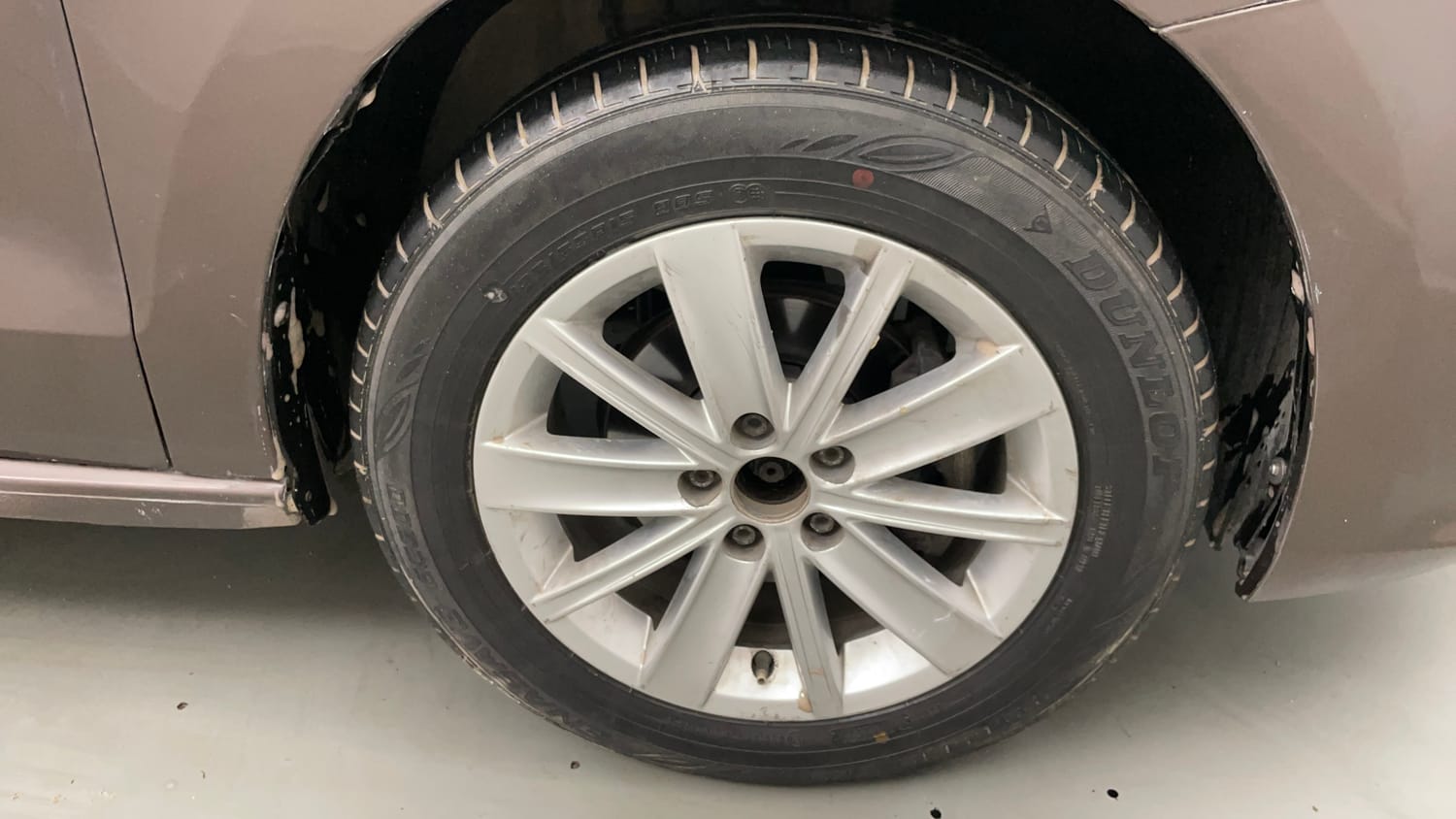 Used 2015 Volkswagen Vento Highline Diesel AT Diesel Automatic tyres RIGHT FRONT TYRE RIM VIEW
