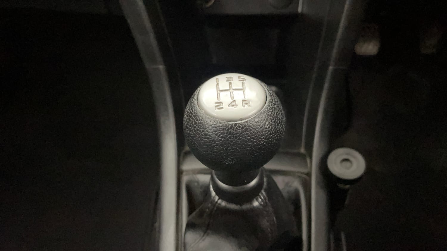 Used 2016 Maruti Suzuki Swift Lxi (O) Petrol Manual interior GEAR  KNOB VIEW