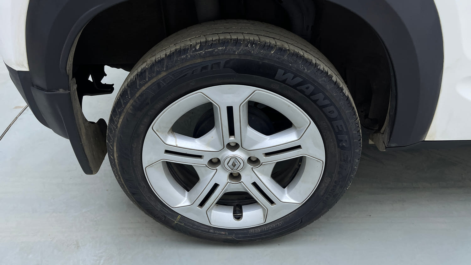 Used 2024 Renault Kiger RXT AMT Petrol Automatic tyres RIGHT REAR TYRE RIM VIEW