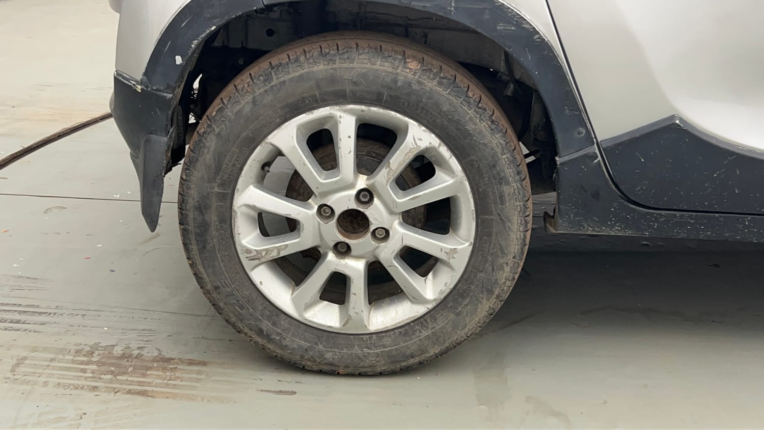 Used 2019 Mahindra KUV100 K8 D 6 STR Diesel Manual tyres RIGHT REAR TYRE RIM VIEW