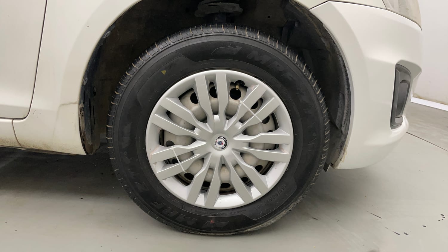 Used 2016 Maruti Suzuki Swift Lxi (O) Petrol Manual tyres RIGHT FRONT TYRE RIM VIEW