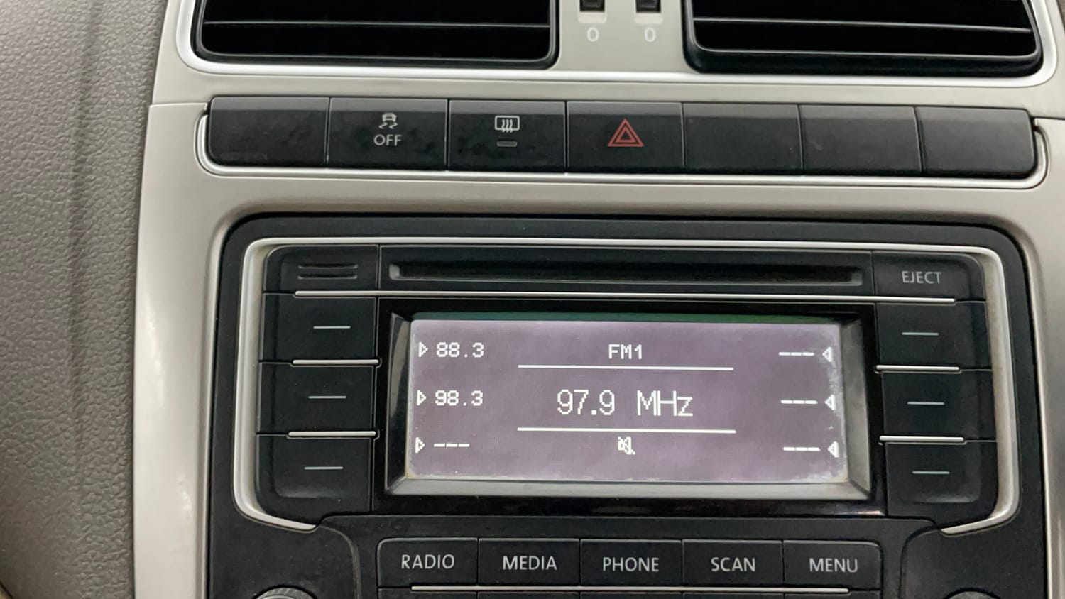 Used 2015 Volkswagen Vento Highline Diesel AT Diesel Automatic top_features Integrated (in-dash) music system